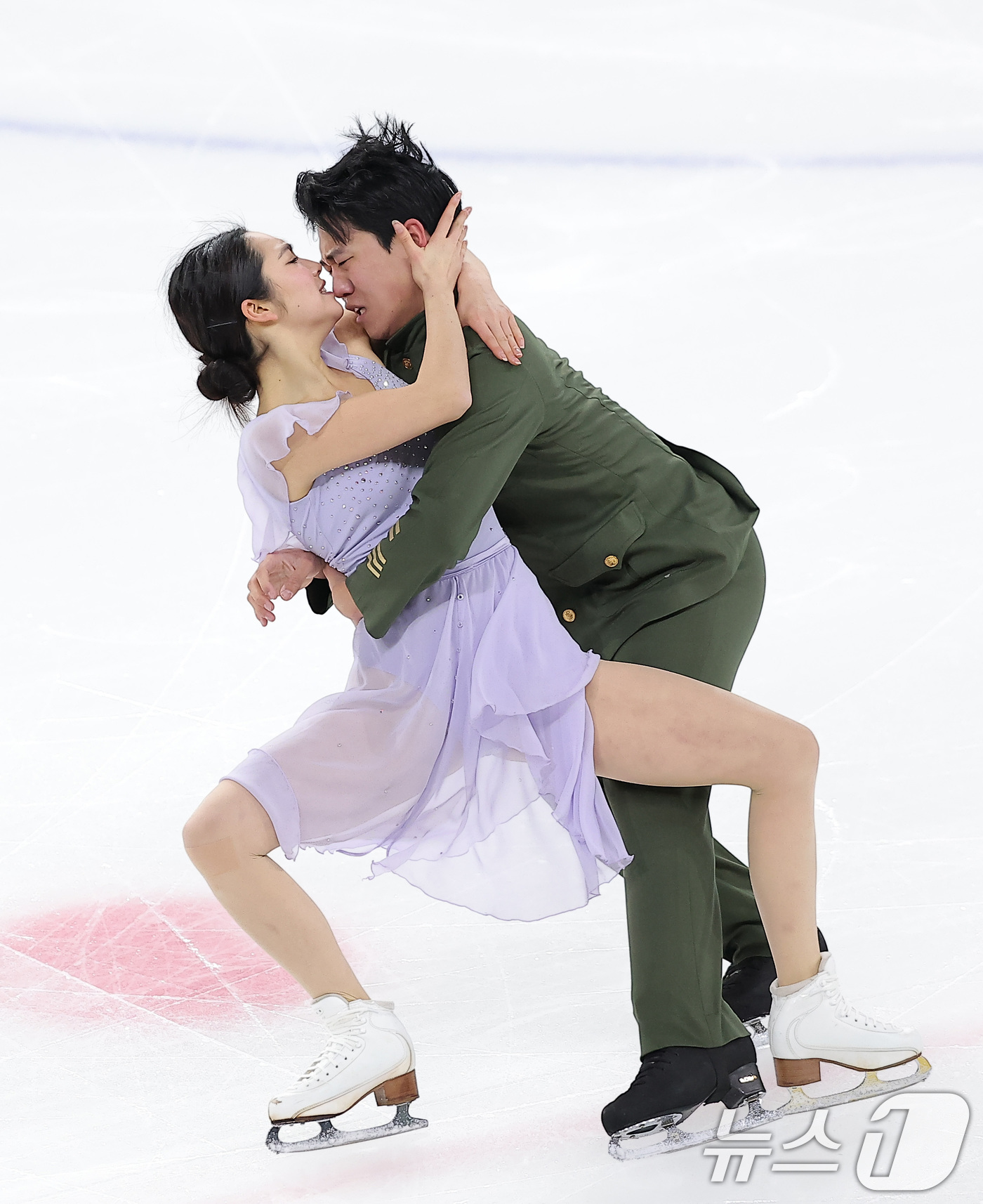 (서울=뉴스1) 김성진 기자 = 피겨스케이팅 임해나-권예 조가 4일 서울 양천구 목동 아이스링크에서 열린 제80회 전국남녀 피겨스케이팅 종합선수권대회 댄스 시니어 프리 댄스에서 연 …