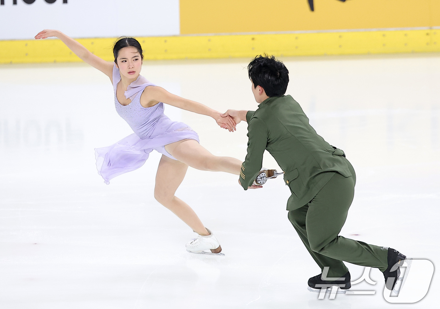 (서울=뉴스1) 김성진 기자 = 피겨스케이팅 임해나-권예 조가 4일 서울 양천구 목동 아이스링크에서 열린 제80회 전국남녀 피겨스케이팅 종합선수권대회 댄스 시니어 프리 댄스에서 연 …