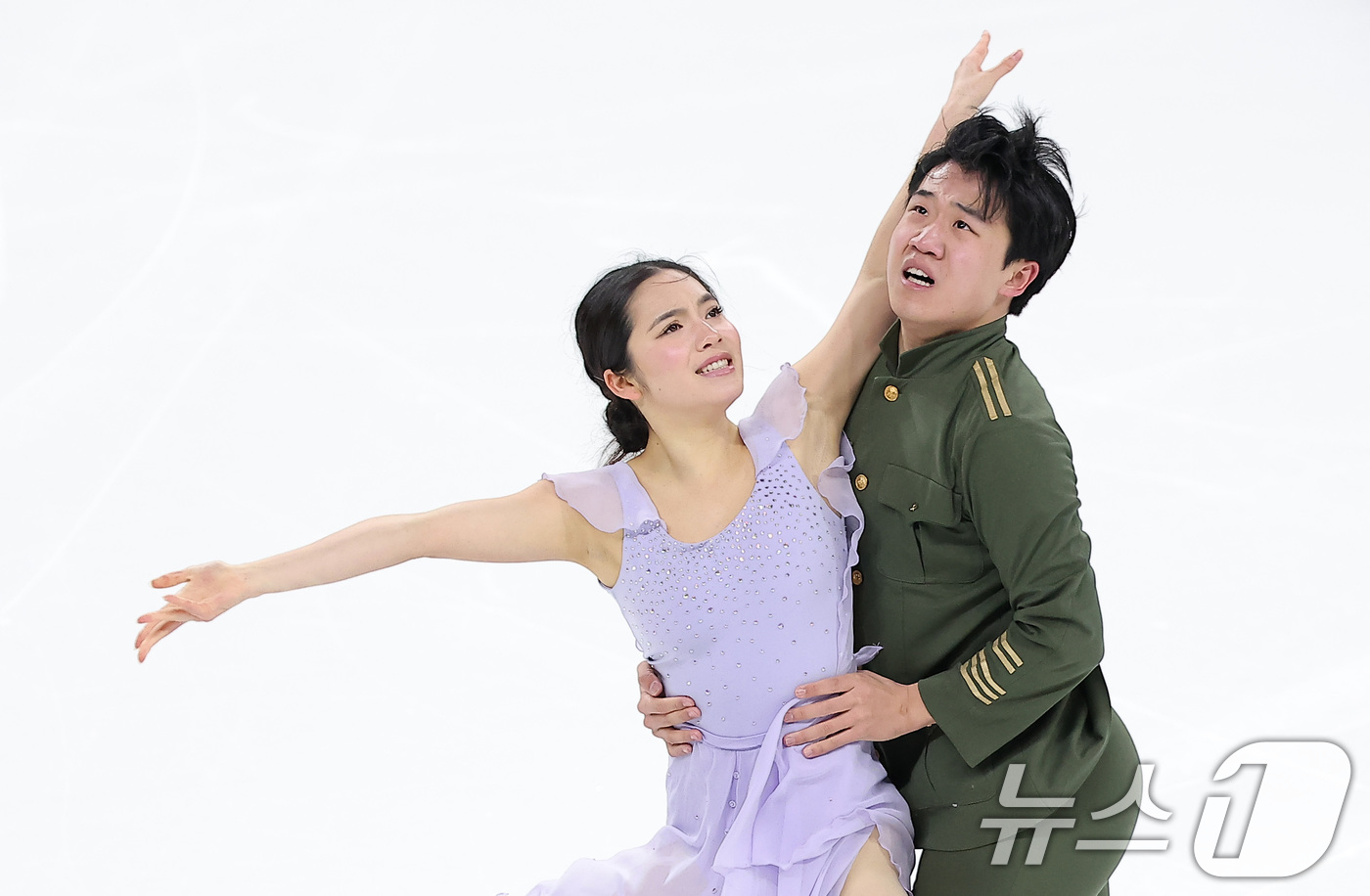 (서울=뉴스1) 김성진 기자 = 피겨스케이팅 임해나-권예 조가 4일 서울 양천구 목동 아이스링크에서 열린 제80회 전국남녀 피겨스케이팅 종합선수권대회 댄스 시니어 프리 댄스에서 연 …