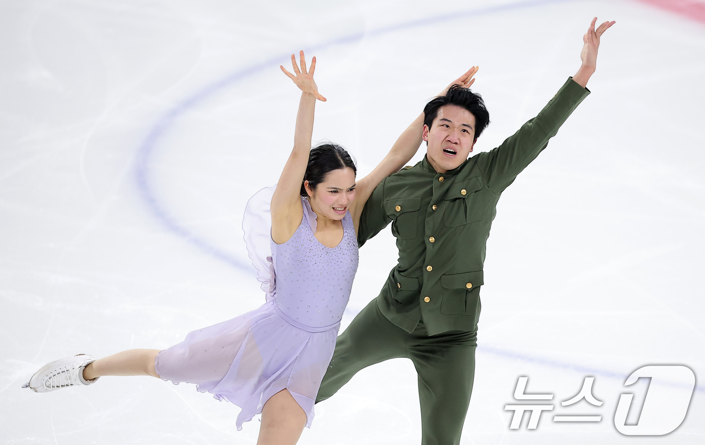 (서울=뉴스1) 김성진 기자 = 피겨스케이팅 임해나-권예 조가 4일 서울 양천구 목동 아이스링크에서 열린 제80회 전국남녀 피겨스케이팅 종합선수권대회 댄스 시니어 프리 댄스에서 연 …