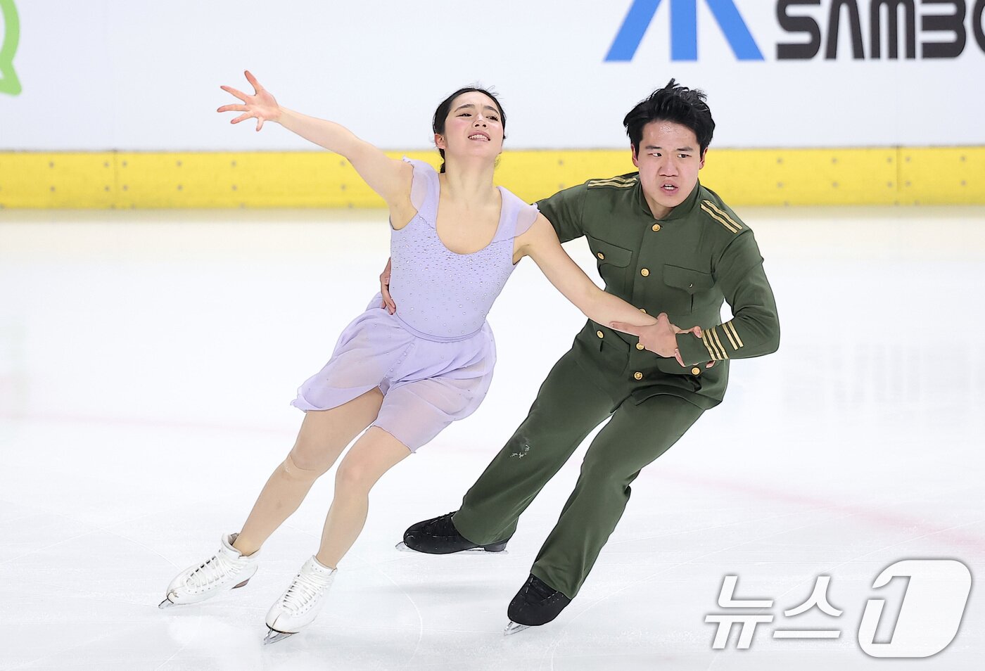 본문 이미지 - 피겨스케이팅 임해나-권예 조가 4일 서울 양천구 목동 아이스링크에서 열린 제80회 전국남녀 피겨스케이팅 종합선수권대회 댄스 시니어 프리 댄스에서 연기를 펼치고 있다. 2026.1.4/뉴스1 ⓒ News1 김성진 기자