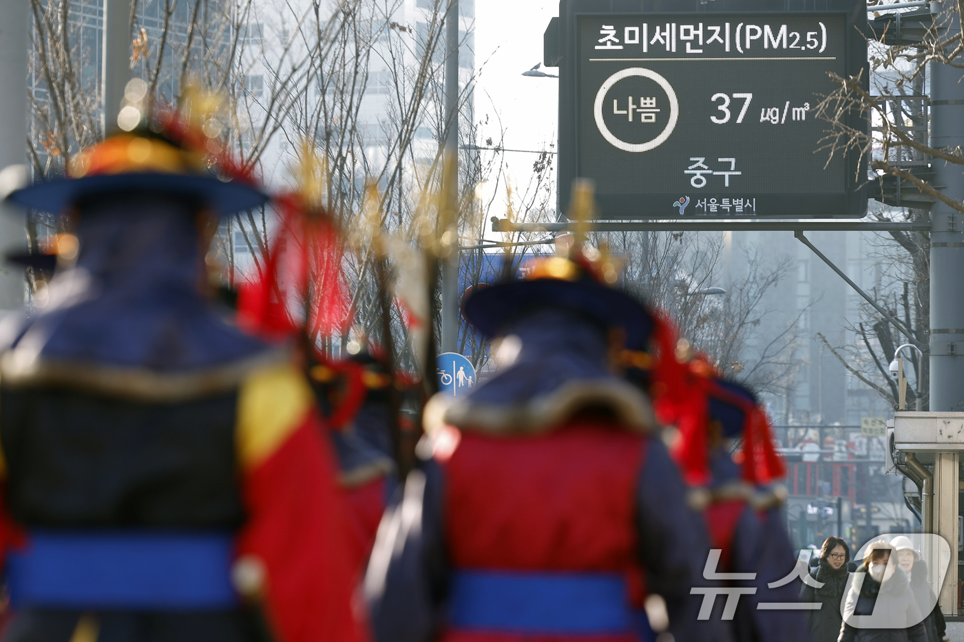 (서울=뉴스1) 박정호 기자 = 초미세먼지 농도가 나쁨을 보인 4일 서울 시내 한 전광판에 대기질 농도가 표시되고 있다. 2026.1.4/뉴스1