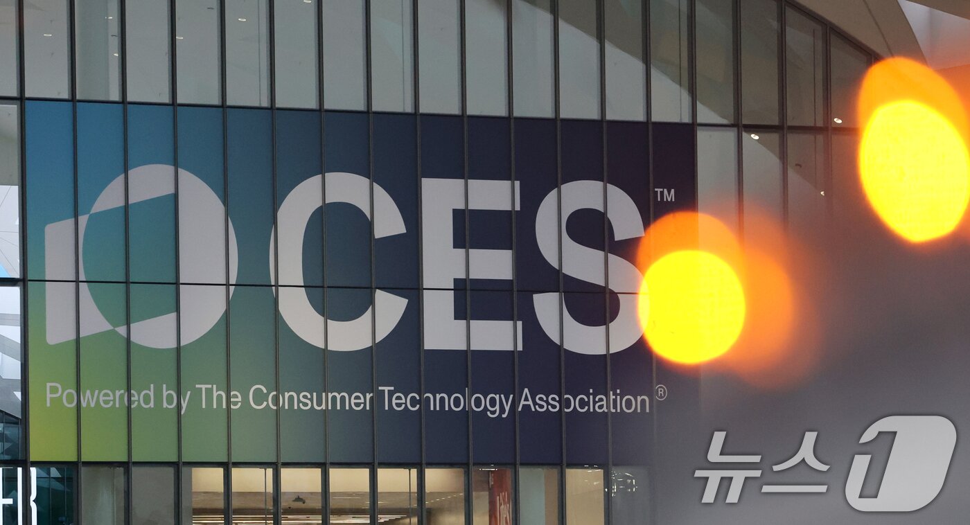 본문 이미지 - 세계 최대 IT(정보기술)·가전 전시회 'CES 2026' 개막을 사흘 앞둔 3일(현지시간) 미국 네바다주 라스베이거스 컨벤션센터(LVCC)에 홍보물이 부착돼 있다. 2026.1.4/뉴스1 ⓒ News1 황기선 기자