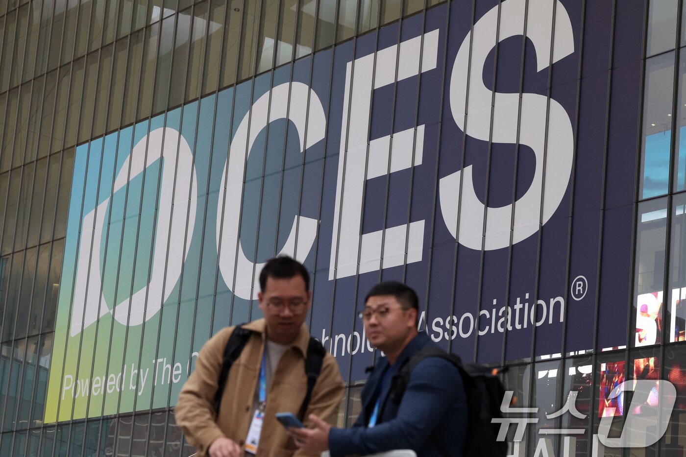 본문 이미지 - 세계 최대 IT(정보기술)·가전 전시회 'CES 2026' 개막을 사흘 앞둔 3일(현지시간) 미국 네바다주 라스베이거스 컨벤션센터(LVCC)에 홍보물이 부착돼 있다. 2026.1.4/뉴스1 ⓒ News1 황기선 기자