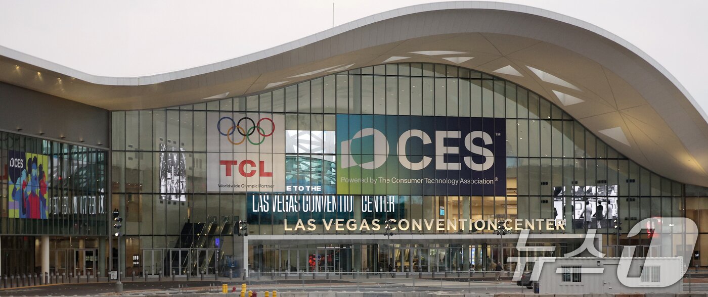 본문 이미지 - 세계 최대 IT(정보기술)·가전 전시회 'CES 2026' 개막을 사흘 앞둔 3일(현지시간) 미국 네바다주 라스베이거스 컨벤션센터(LVCC)에 홍보물이 부착돼 있다. 2026.1.4/뉴스1 ⓒ News1 황기선 기자