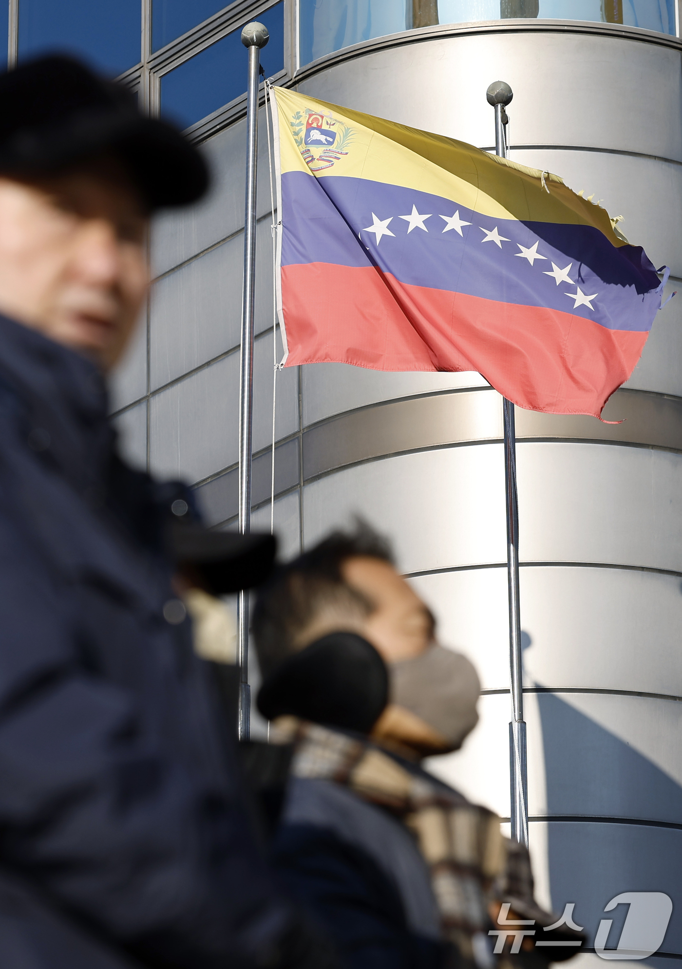 (서울=뉴스1) 박정호 기자 = 미국이 니콜라스 마두로 베네수엘라 대통령을 마약 혐의로 전격 체포한 가운데 4일 서울 종로구 세종대로 주한 베네수엘라 대사관이 입주한 건물 앞에 베 …