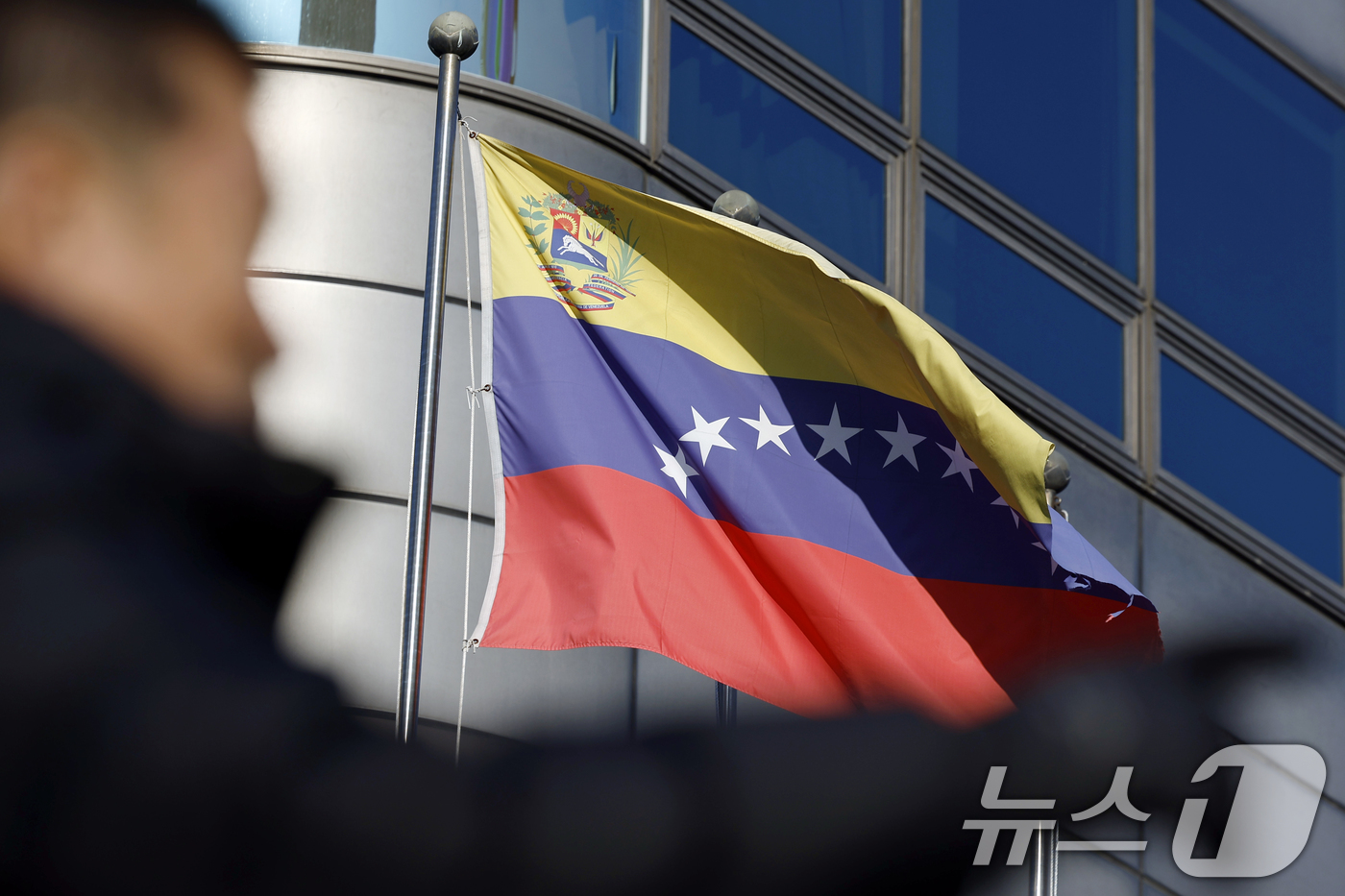 (서울=뉴스1) 박정호 기자 = 미국이 니콜라스 마두로 베네수엘라 대통령을 마약 혐의로 전격 체포한 가운데 4일 서울 종로구 세종대로 주한 베네수엘라 대사관이 입주한 건물 앞에 베 …