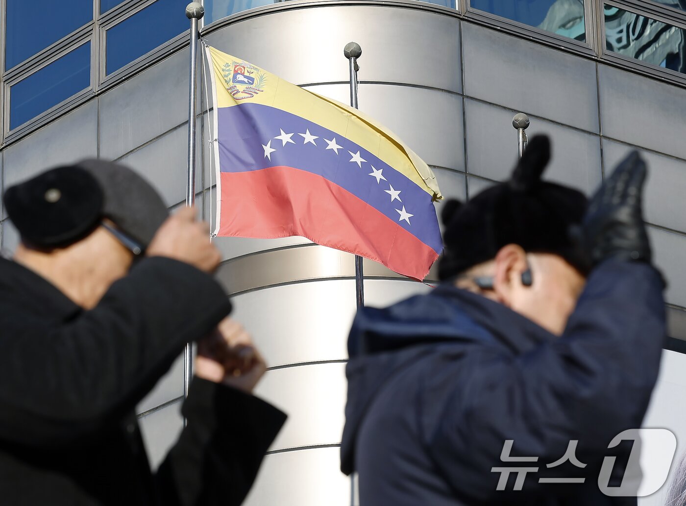 본문 이미지 - 미국이 니콜라스 마두로 베네수엘라 대통령을 마약 혐의로 전격 체포한 가운데 4일 서울 종로구 세종대로 주한 베네수엘라 대사관이 입주한 건물 앞에 베네수엘라 국기가 바람에 휘날리고 있다. 2026.1.4/뉴스1 ⓒ News1 박정호 기자
