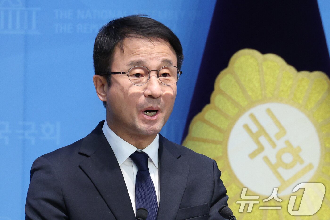 본문 이미지 - 한병도 더불어민주당 의원이 4일 서울 여의도 국회 소통관에서 원내대표 출마 기자회견을 하고 있다. 2026.1.4/뉴스1 ⓒ News1 신웅수 기자