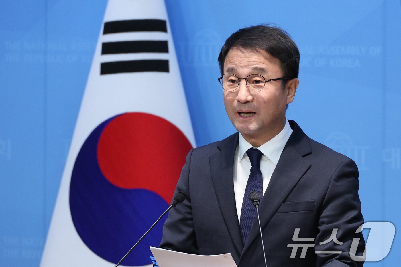 본문 이미지 - 한병도 더불어민주당 의원이 4일 서울 여의도 국회 소통관에서 원내대표 출마 기자회견을 하고 있다. 2026.1.4/뉴스1 ⓒ News1 신웅수 기자