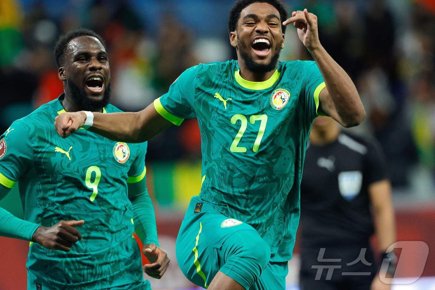 본문 이미지 - 세네갈 공격수 이브라힘 음바예(오른쪽)가 2025 아프리카 네이션스컵 16강 수단전에서 골을 넣고 기뻐하고 있다. ⓒ AFP=뉴스1
