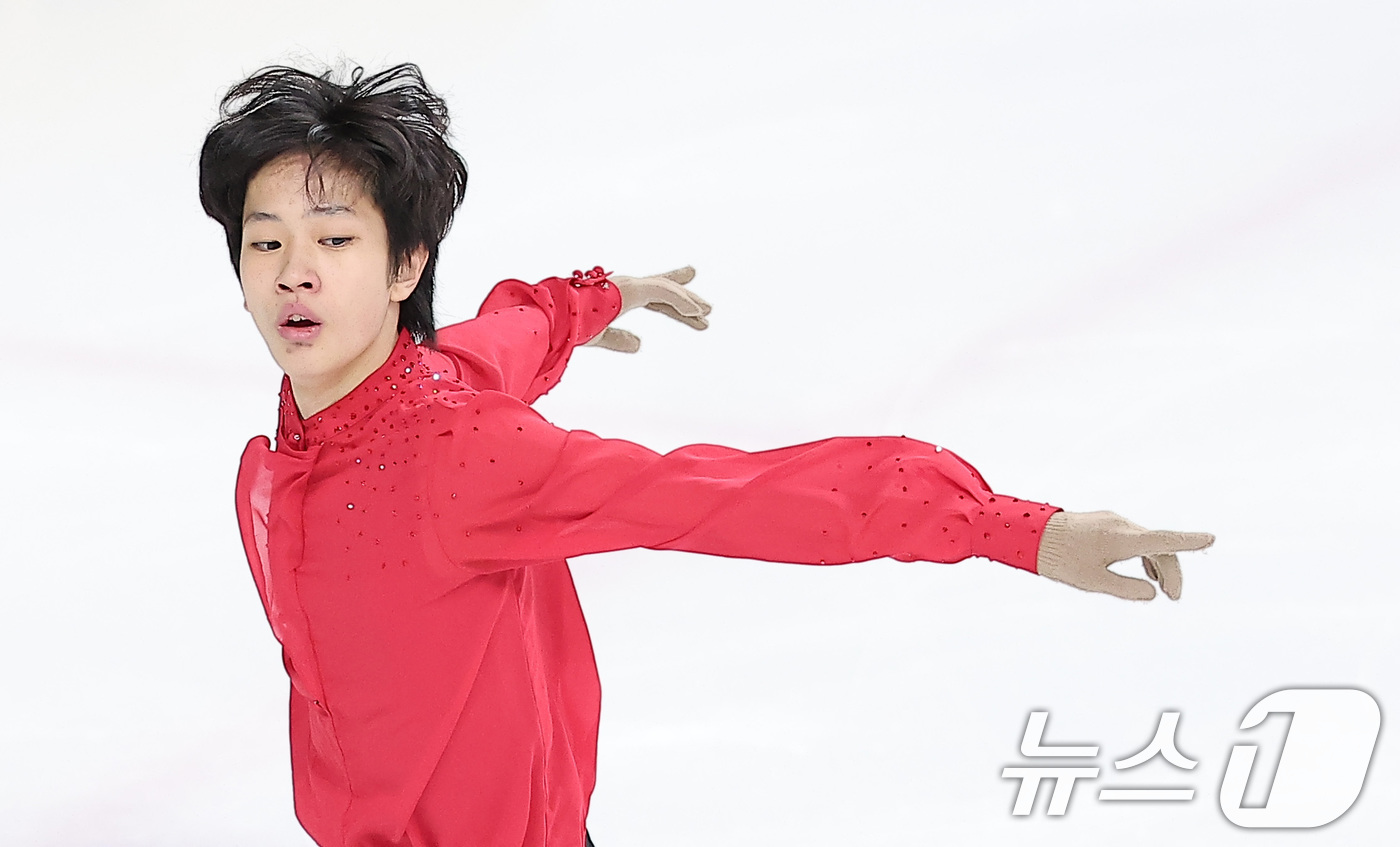 (서울=뉴스1) 김성진 기자 = 피겨스케이팅 선수 이재근이 4일 서울 양천구 목동 아이스링크에서 열린 제80회 전국남녀 피겨스케이팅 종합선수권대회 남자 시니어 프리 스케이팅에서 연 …