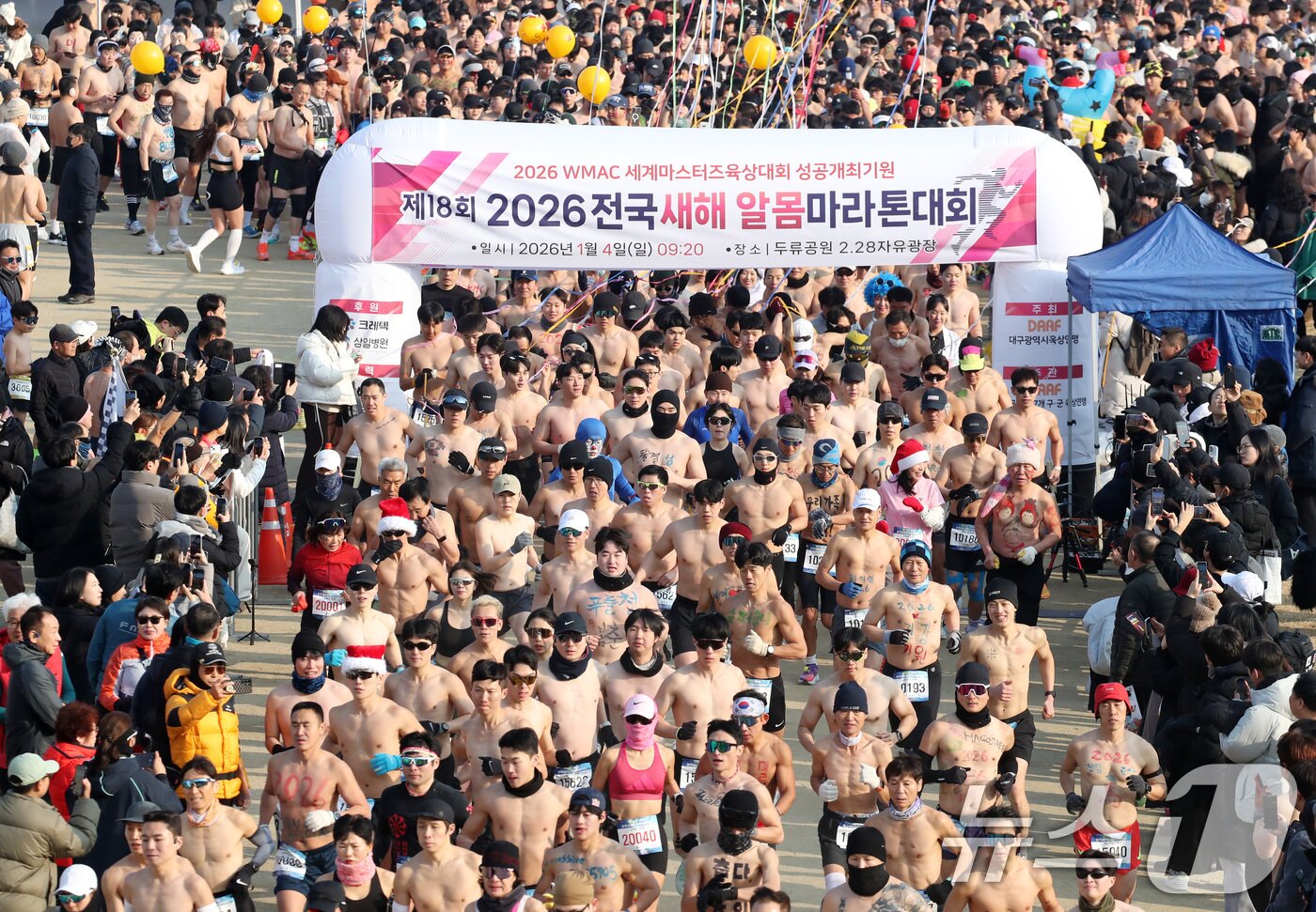 본문 이미지 - 4일 오전 대구 달서구 두류공원 2.28자유광장에서 열린 '제18회 전국 새해 알몸마라톤대회' 참가자들이 2026년 새해 각오를 다지며 힘차게 출발하고 있다. 2026.1.4/뉴스1 ⓒ News1 공정식 기자