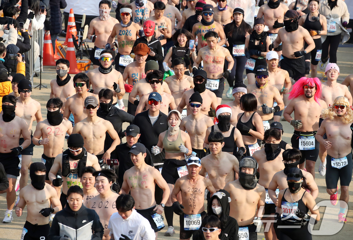 (대구=뉴스1) 공정식 기자 = 4일 오전 대구 달서구 두류공원 2.28자유광장에서 열린 '제18회 전국 새해 알몸마라톤대회' 참가자들이 2026년 새해 각오를 다지며 힘차게 출발 …