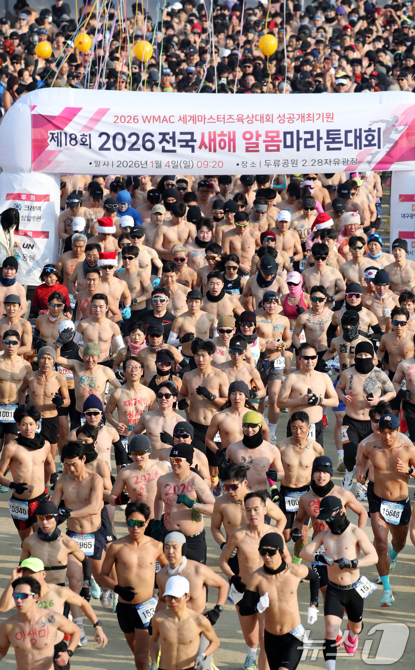 (대구=뉴스1) 공정식 기자 = 4일 오전 대구 달서구 두류공원 2.28자유광장에서 열린 '제18회 전국 새해 알몸마라톤대회' 참가자들이 2026년 새해 각오를 다지며 힘차게 출발 …