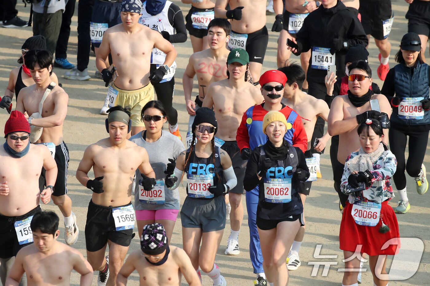 본문 이미지 - 4일 오전 대구 달서구 두류공원 2.28자유광장에서 열린 '제18회 전국 새해 알몸마라톤대회' 참가자들이 2026년 새해 각오를 다지며 힘차게 출발하고 있다. 2026.1.4/뉴스1 ⓒ News1 공정식 기자