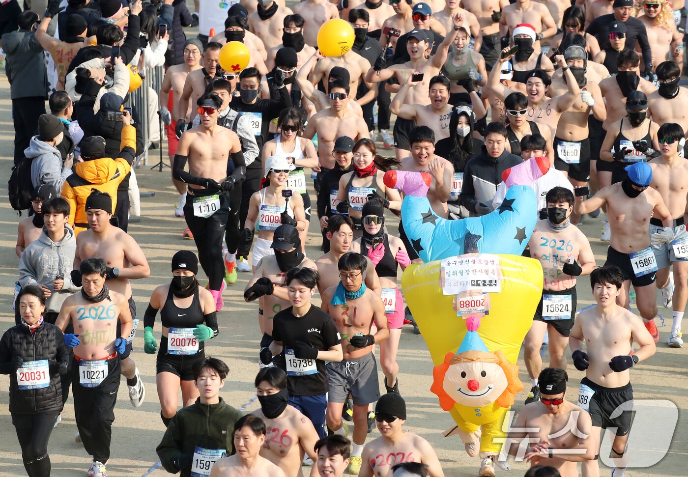 본문 이미지 - 4일 오전 대구 달서구 두류공원 2.28자유광장에서 열린 '제18회 전국 새해 알몸마라톤대회' 참가자들이 2026년 새해 각오를 다지며 힘차게 출발하고 있다. 2026.1.4/뉴스1 ⓒ News1 공정식 기자