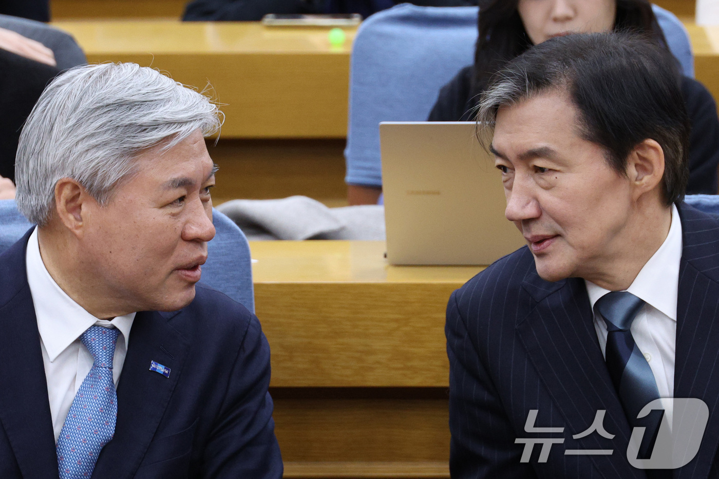 (서울=뉴스1) 신웅수 기자 = 조국 조국혁신당 대표와 서왕진 원내대표가 4일 서울 여의도 국회 의원회관에서 열린 신년 기자회견에서 대화하고 있다. 2026.1.4/뉴스1