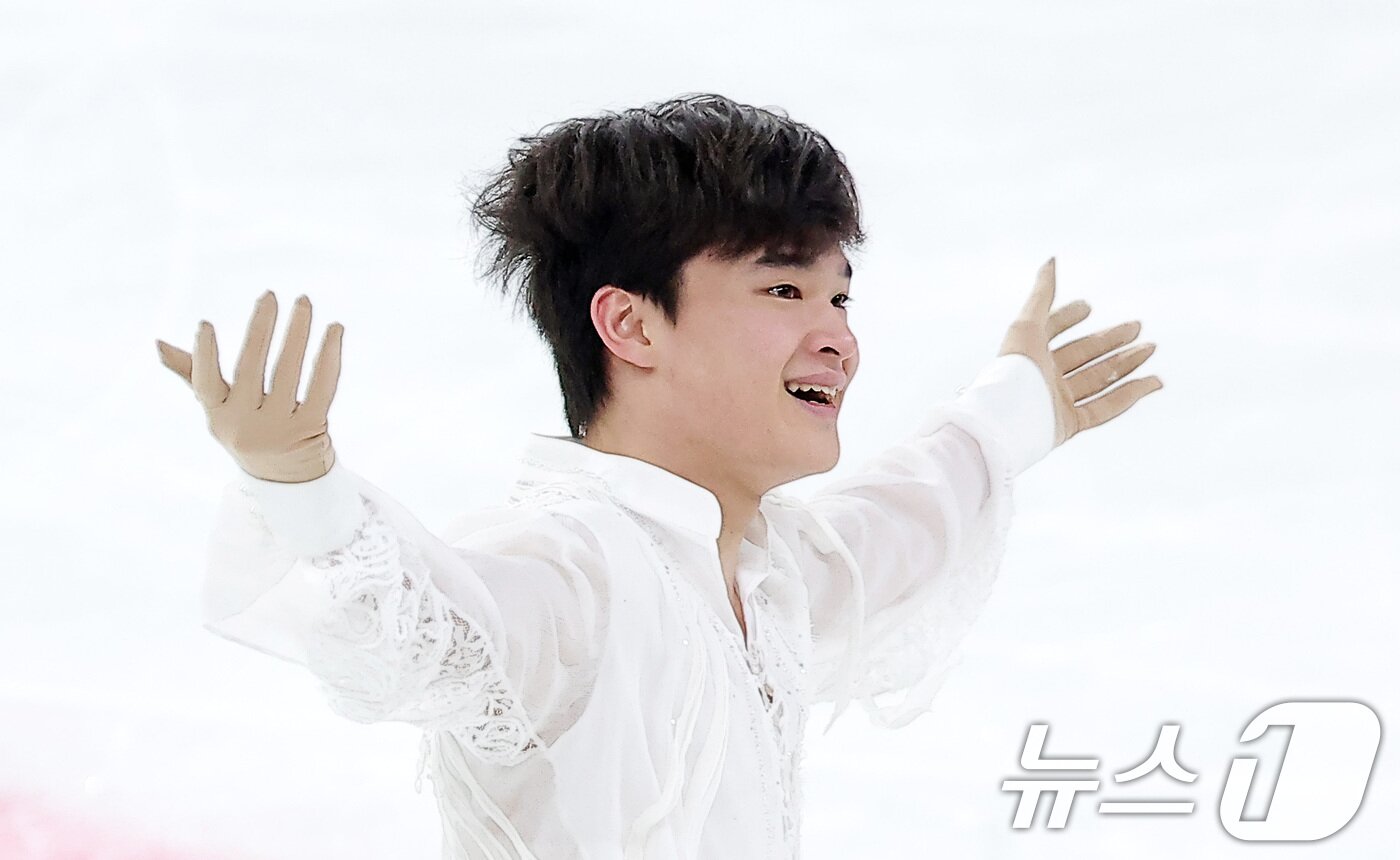 본문 이미지 - 피겨스케이팅 선수 김현겸(고려대)이 4일 서울 양천구 목동 아이스링크에서 열린 제80회 전국남녀 피겨스케이팅 종합선수권대회 남자 시니어 프리 스케이팅에서 연기를 마친 후 인사하고 있다. 2026.1.4/뉴스1 ⓒ News1 김성진 기자