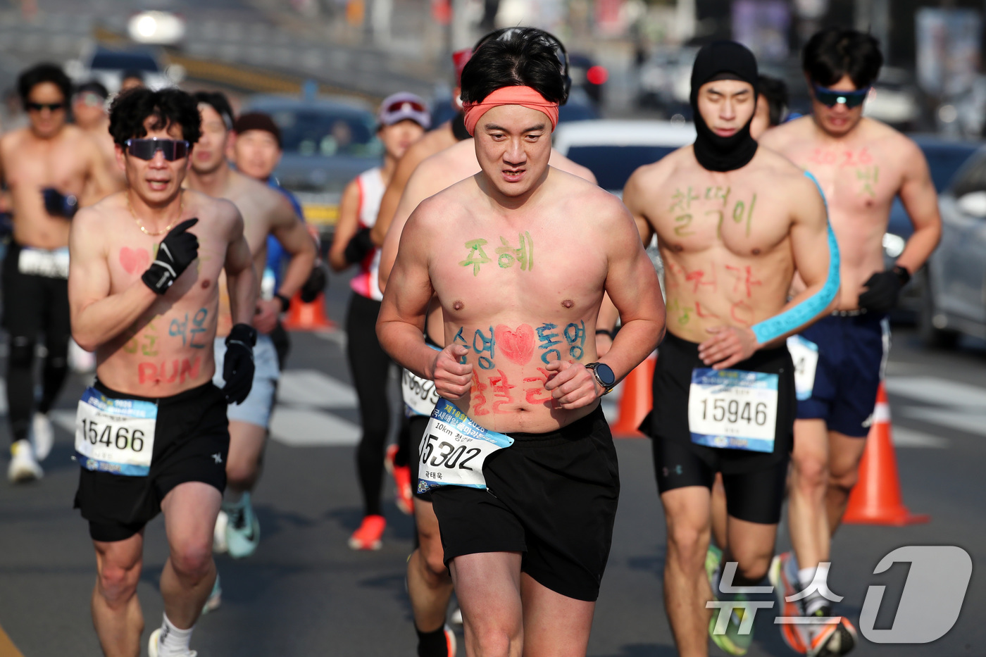 (대구=뉴스1) 공정식 기자 = 4일 오전 대구 달서구 두류공원 2.28자유광장에서 열린 '제18회 전국 새해 알몸마라톤대회' 참가자들이 2026년 새해 각오를 다지며 힘차게 달리 …