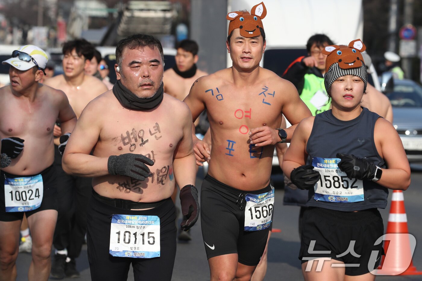 본문 이미지 - 4일 오전 대구 달서구 두류공원 2.28자유광장에서 열린 '제18회 전국 새해 알몸마라톤대회' 참가자들이 2026년 새해 각오를 다지며 힘차게 달리고 있다. 2026.1.4/뉴스1 ⓒ News1 공정식 기자