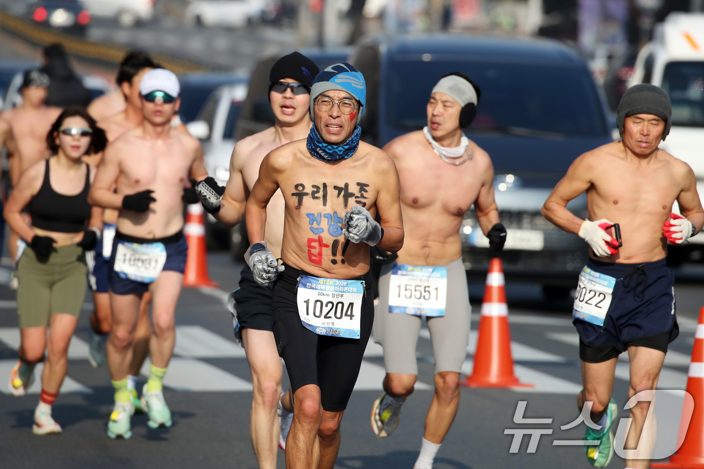 (대구=뉴스1) 공정식 기자 = 4일 오전 대구 달서구 두류공원 2.28자유광장에서 열린 '제18회 전국 새해 알몸마라톤대회' 참가자들이 2026년 새해 각오를 다지며 힘차게 달리 …