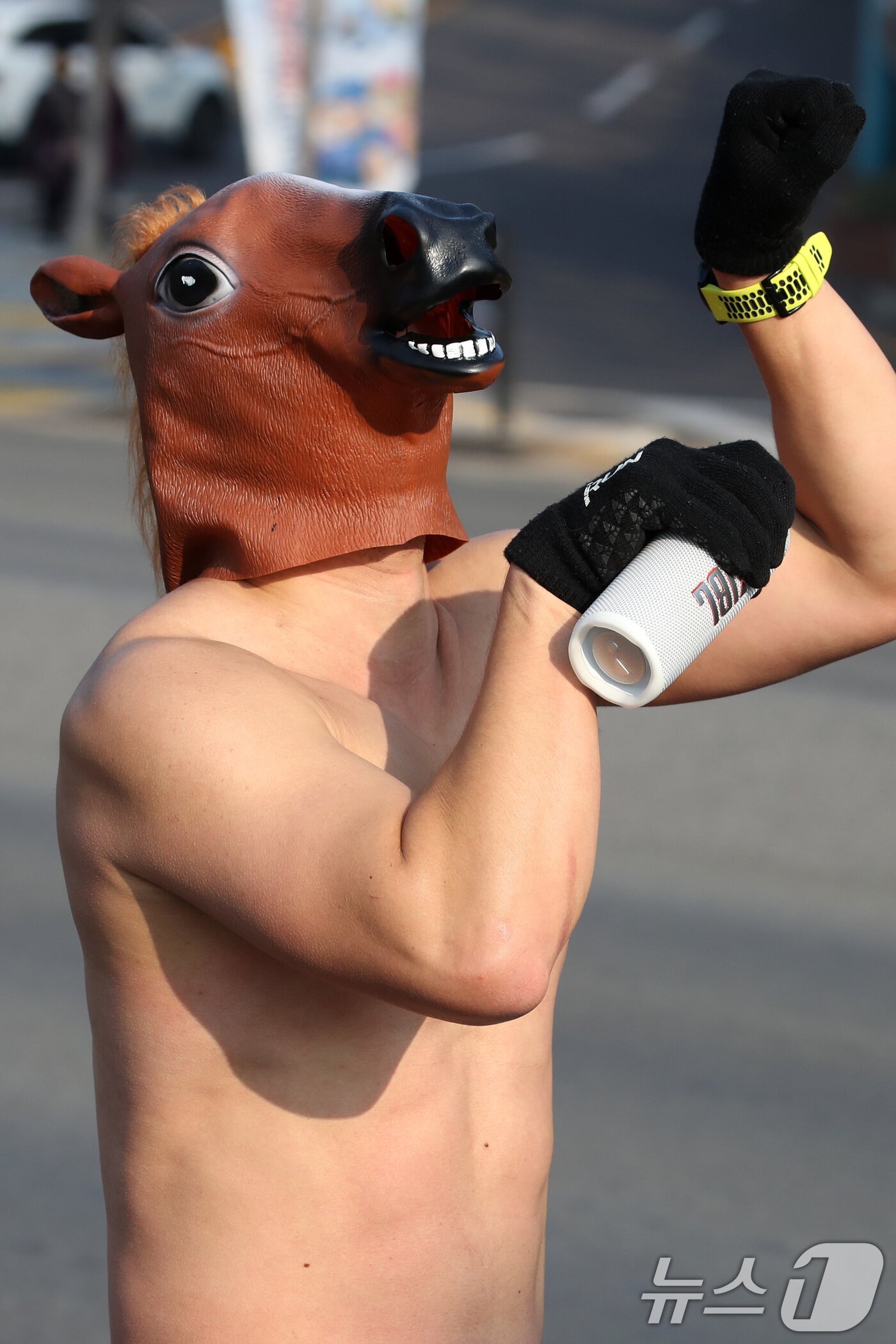 본문 이미지 - 4일 오전 대구 달서구 두류공원 2.28자유광장에서 열린 '제18회 전국 새해 알몸마라톤대회' 참가자들이 2026년 새해 각오를 다지며 힘차게 달리고 있다. 2026.1.4/뉴스1 ⓒ News1 공정식 기자