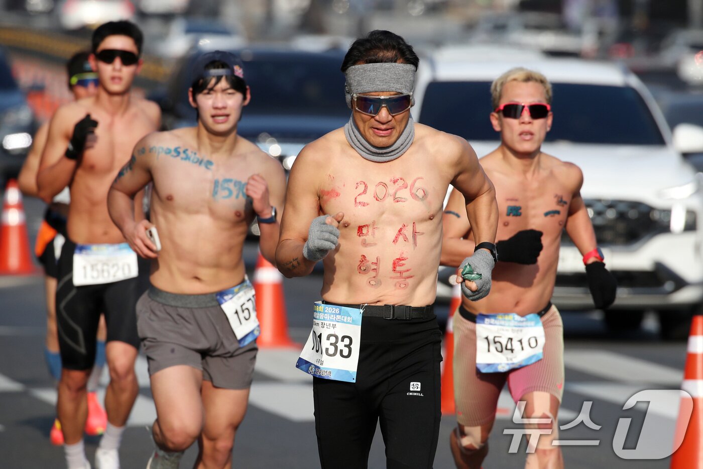 본문 이미지 - 4일 오전 대구 달서구 두류공원 2.28자유광장에서 열린 '제18회 전국 새해 알몸마라톤대회' 참가자들이 2026년 새해 각오를 다지며 힘차게 달리고 있다. 2026.1.4/뉴스1 ⓒ News1 공정식 기자