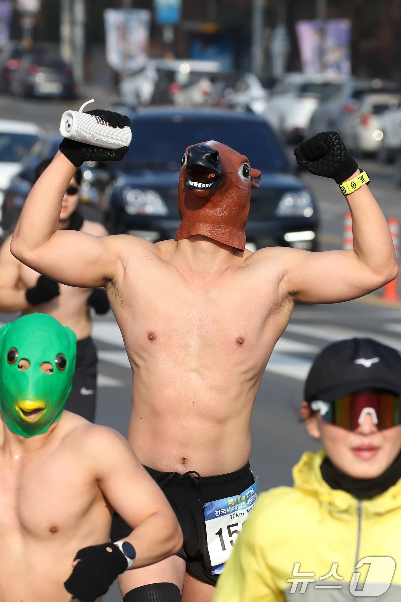 (대구=뉴스1) 공정식 기자 = 4일 오전 대구 달서구 두류공원 2.28자유광장에서 열린 '제18회 전국 새해 알몸마라톤대회' 참가자들이 2026년 새해 각오를 다지며 힘차게 달리 …