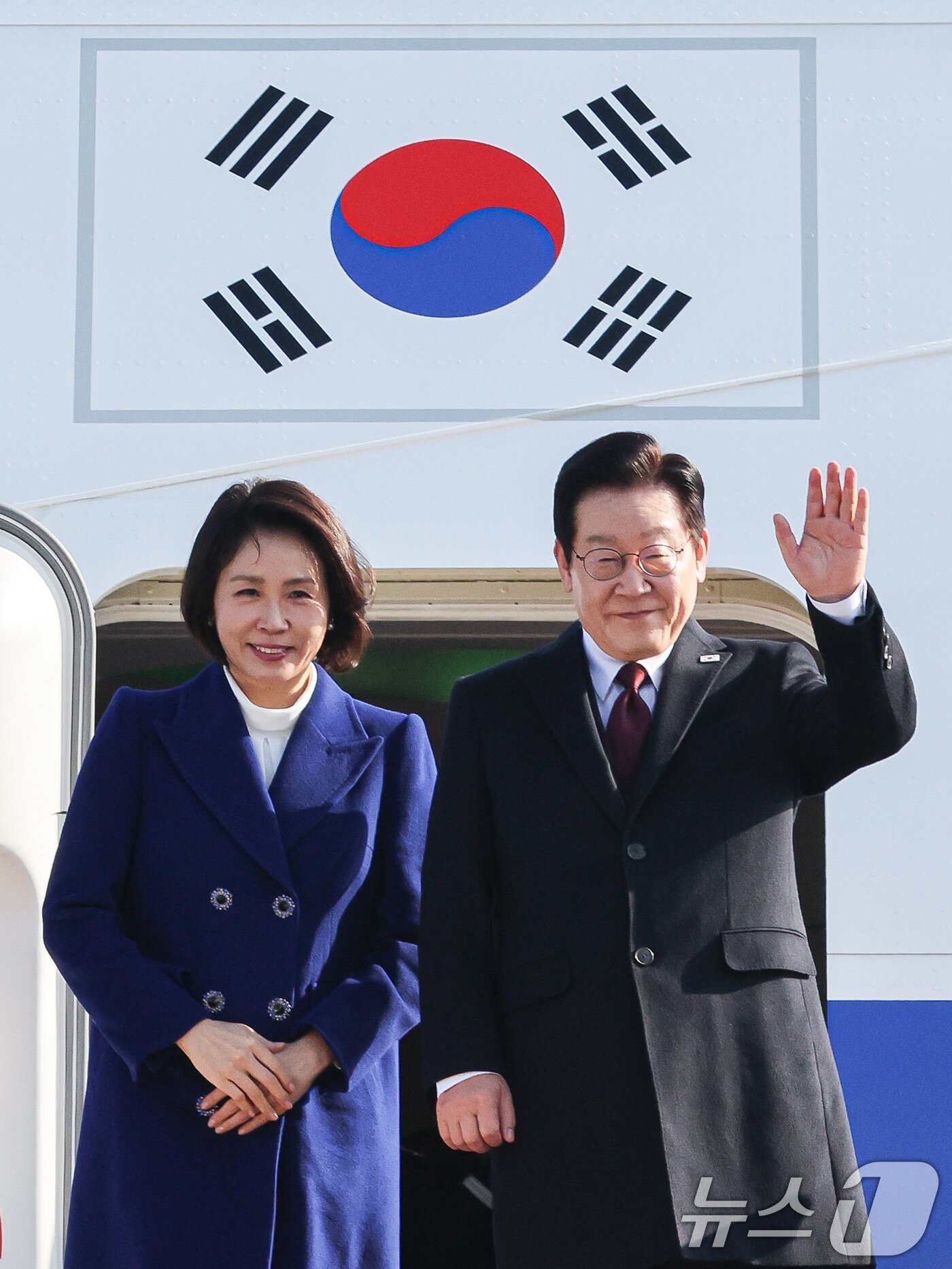 본문 이미지 - 이재명 대통령과 김혜경 여사가 4일 중국 국빈 방문을 위해 경기 성남 서울공항을 통해 출국하며 인사하고 있다. 2026.1.4/뉴스1 ⓒ News1 허경 기자