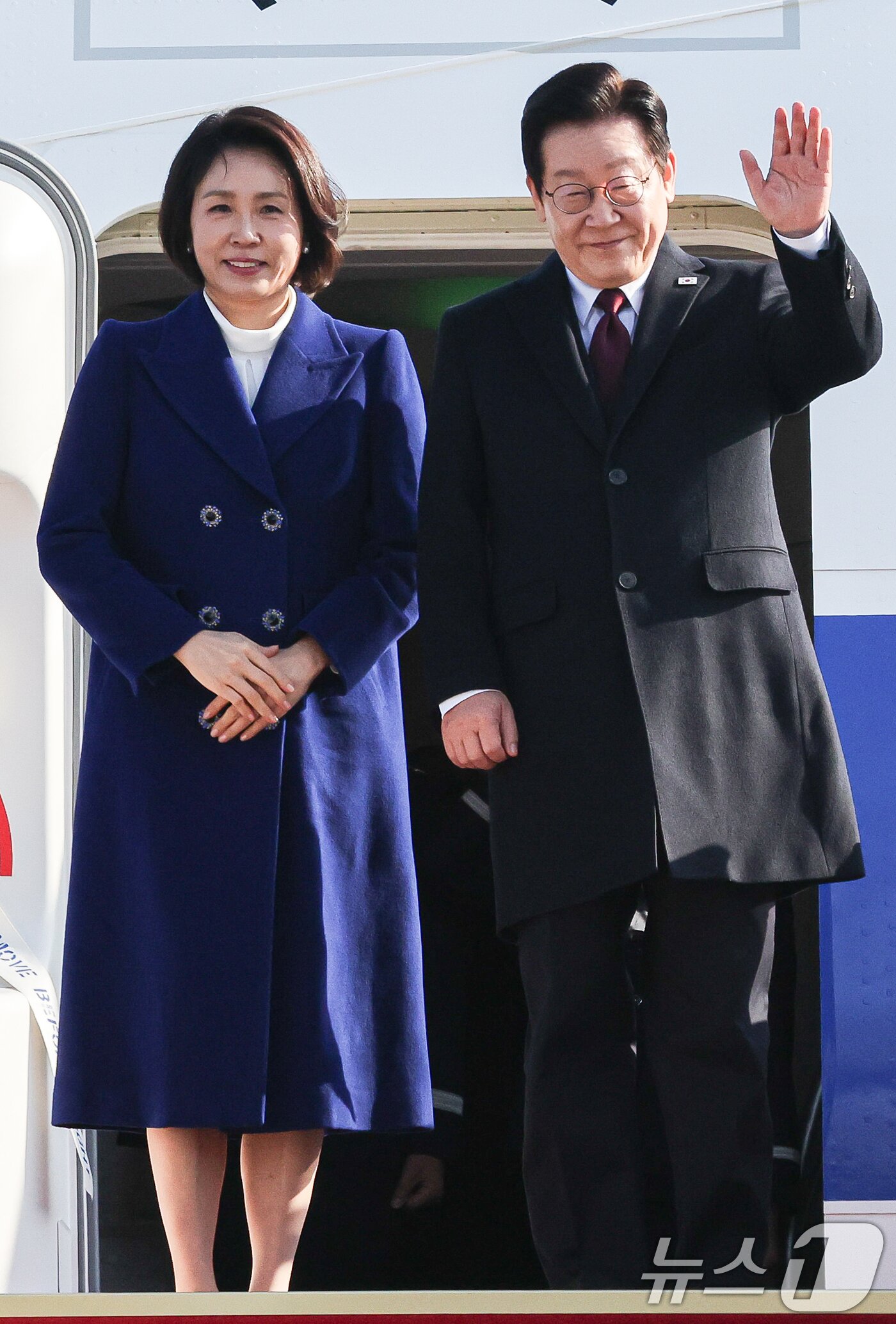 본문 이미지 - 이재명 대통령과 김혜경 여사가 4일 중국 국빈 방문을 위해 경기 성남 서울공항을 통해 출국하며 인사하고 있다. 2026.1.4/뉴스1 ⓒ News1 허경 기자
