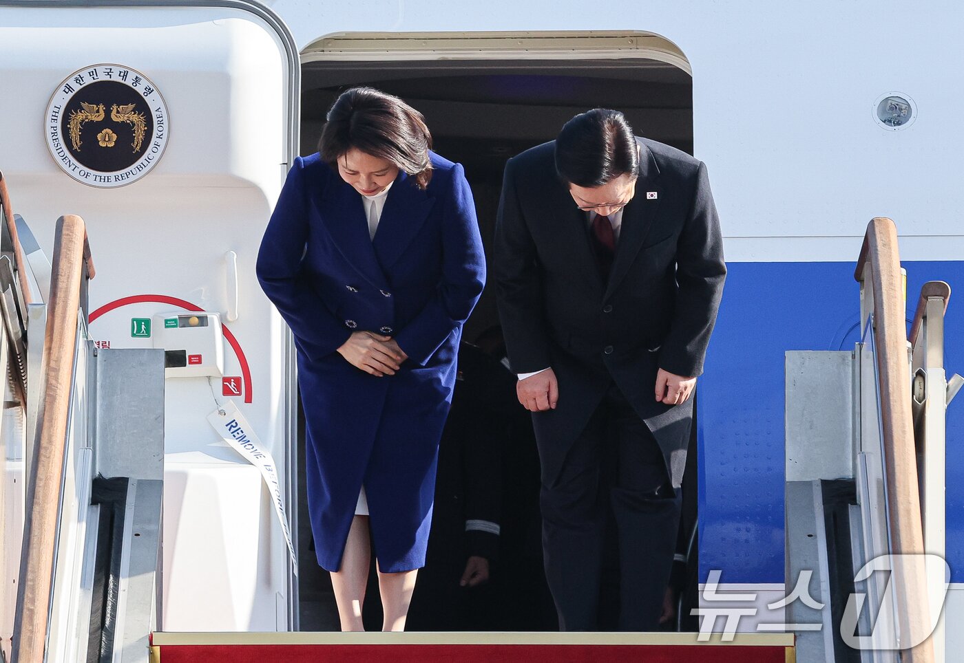 본문 이미지 - 이재명 대통령과 김혜경 여사가 4일 중국 국빈 방문을 위해 경기 성남 서울공항을 통해 출국하며 인사하고 있다. 2026.1.4/뉴스1 ⓒ News1 허경 기자