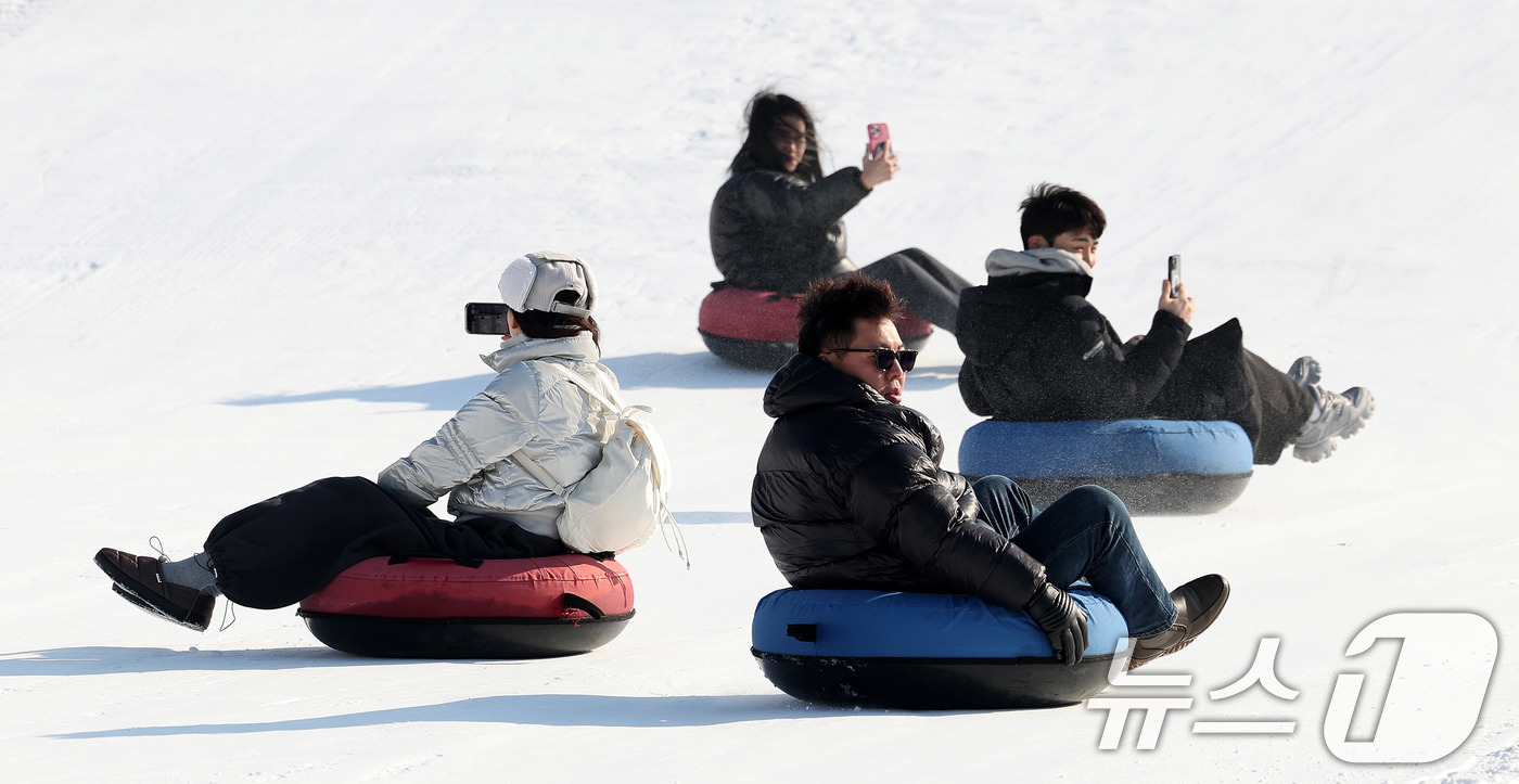 (서울=뉴스1) 박지혜 기자 = 4일 서울 광진구 뚝섬한강공원 눈썰매장을 찾은 시민들과 외국인관광객들이 눈썰매를 타며 즐거운 시간을 보내고 있다. 2026.1.4/뉴스1