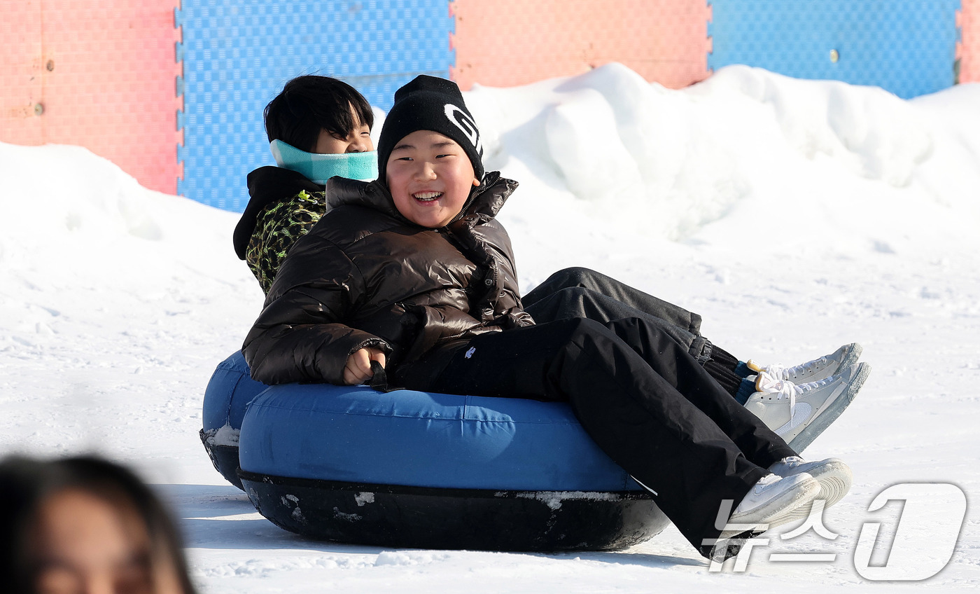 (서울=뉴스1) 박지혜 기자 = 4일 서울 광진구 뚝섬한강공원 눈썰매장을 찾은 어린이들이 눈썰매를 타며 즐거운 시간을 보내고 있다. 2026.1.4/뉴스1