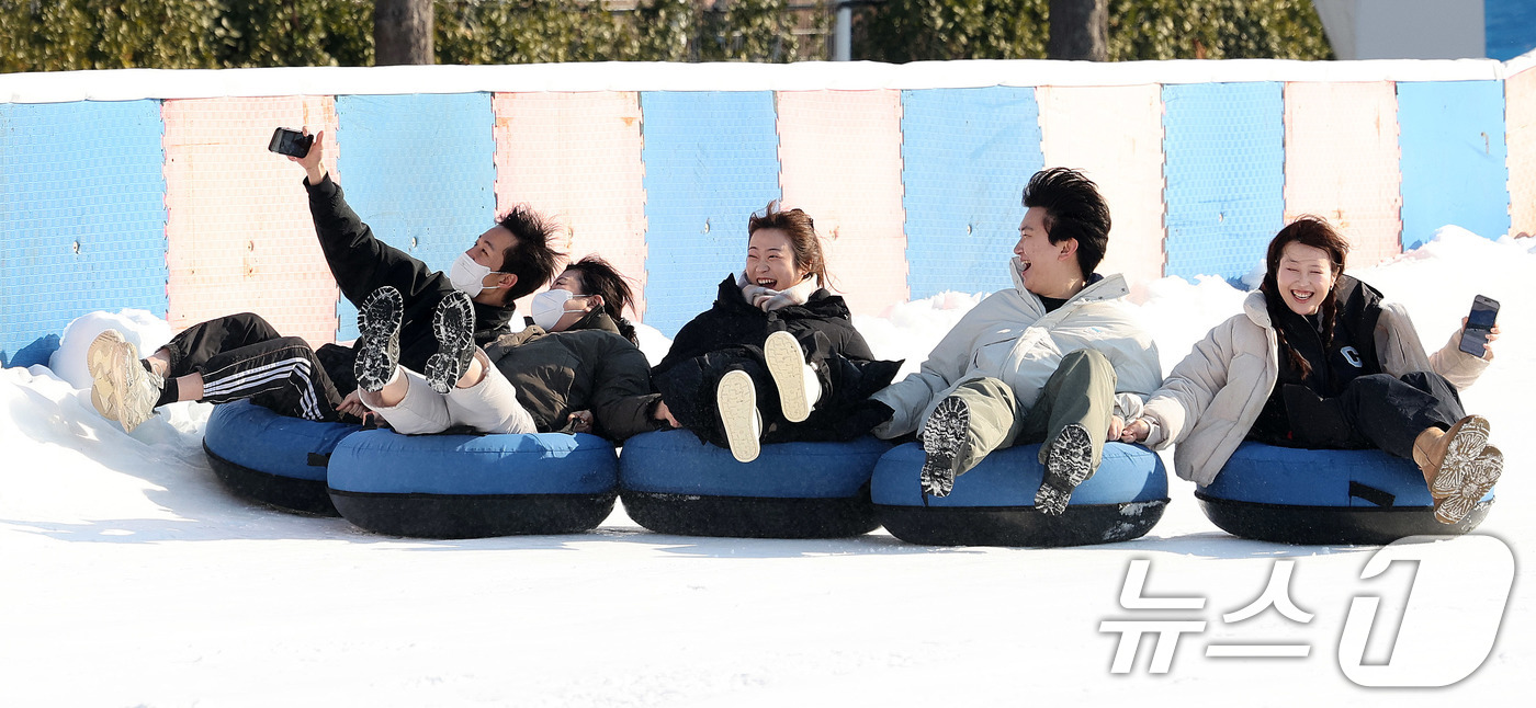 (서울=뉴스1) 박지혜 기자 = 4일 서울 광진구 뚝섬한강공원 눈썰매장을 찾은 시민들이 눈썰매를 타며 즐거운 시간을 보내고 있다. 2026.1.4/뉴스1