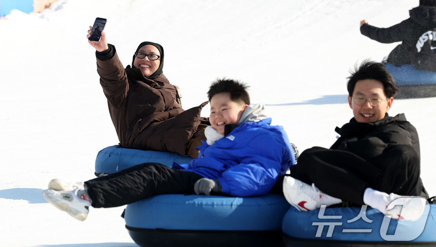 (서울=뉴스1) 박지혜 기자 = 4일 서울 광진구 뚝섬한강공원 눈썰매장을 찾은 외국인관광객이 눈썰매를 타며 즐거운 시간을 보내고 있다. 2026.1.4/뉴스1