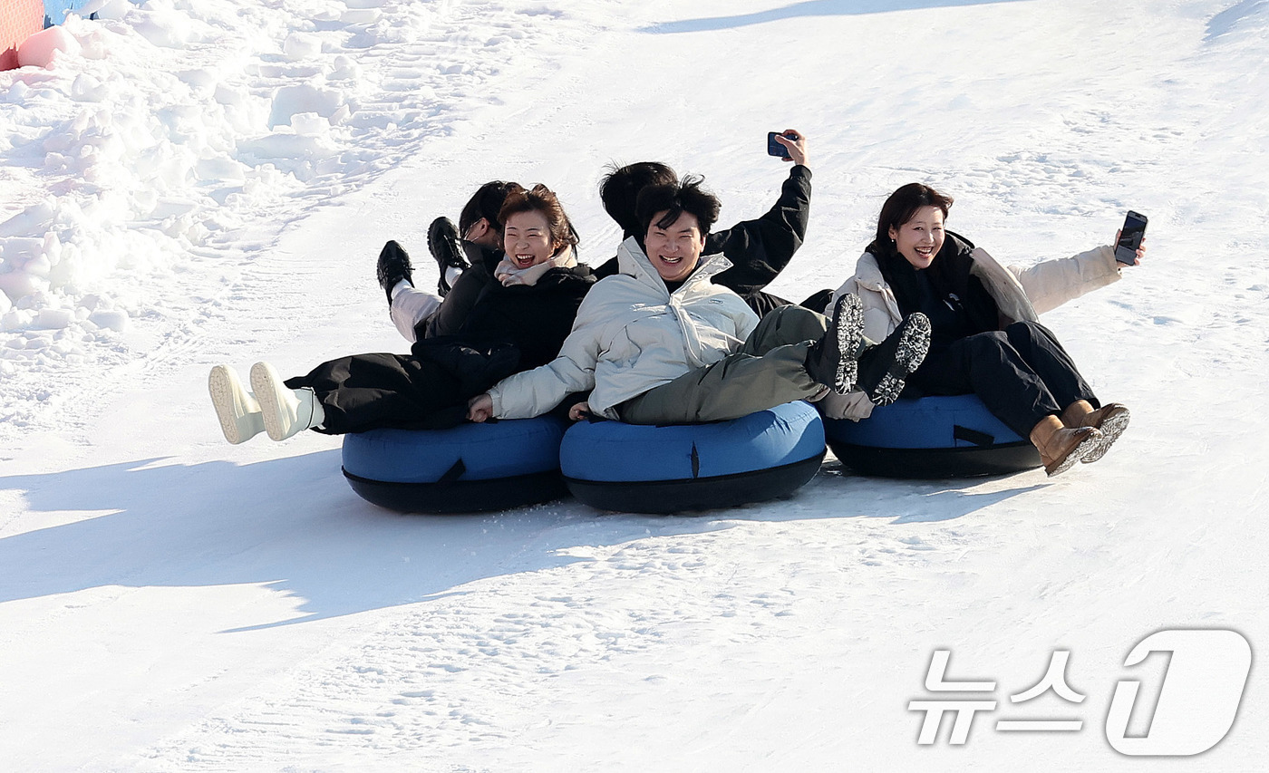 (서울=뉴스1) 박지혜 기자 = 4일 서울 광진구 뚝섬한강공원 눈썰매장을 찾은 시민들이 눈썰매를 타며 즐거운 시간을 보내고 있다. 2026.1.4/뉴스1