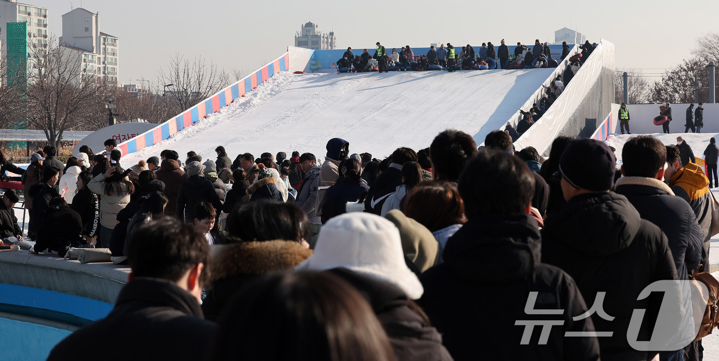 (서울=뉴스1) 박지혜 기자 = 4일 서울 광진구 뚝섬한강공원 눈썰매장에서 시민들이 눈썰매 차례를 기다리며 줄을 서 있다. 2026.1.4/뉴스1