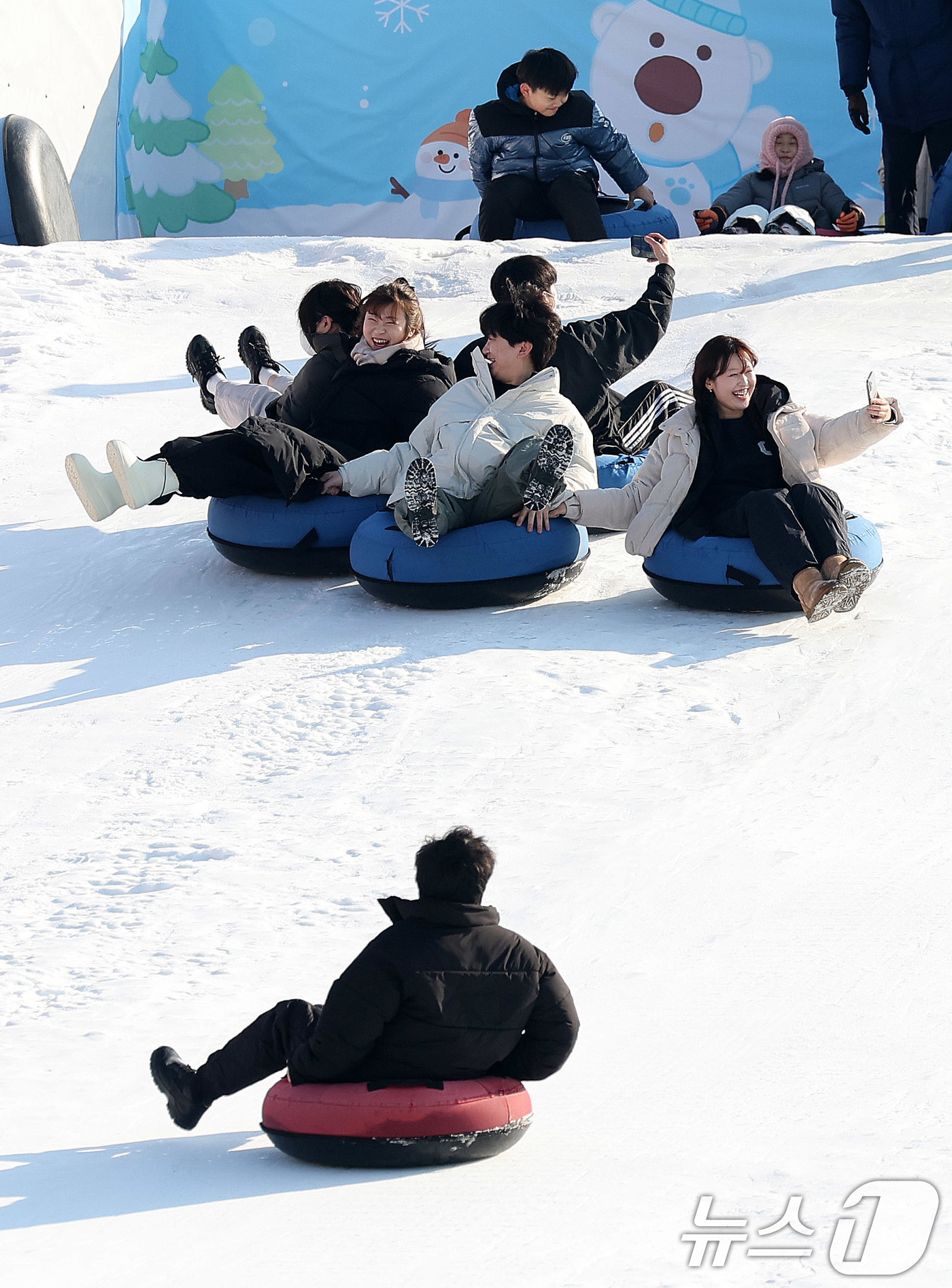 (서울=뉴스1) 박지혜 기자 = 4일 서울 광진구 뚝섬한강공원 눈썰매장을 찾은 시민들이 눈썰매를 타며 즐거운 시간을 보내고 있다. 2026.1.4/뉴스1