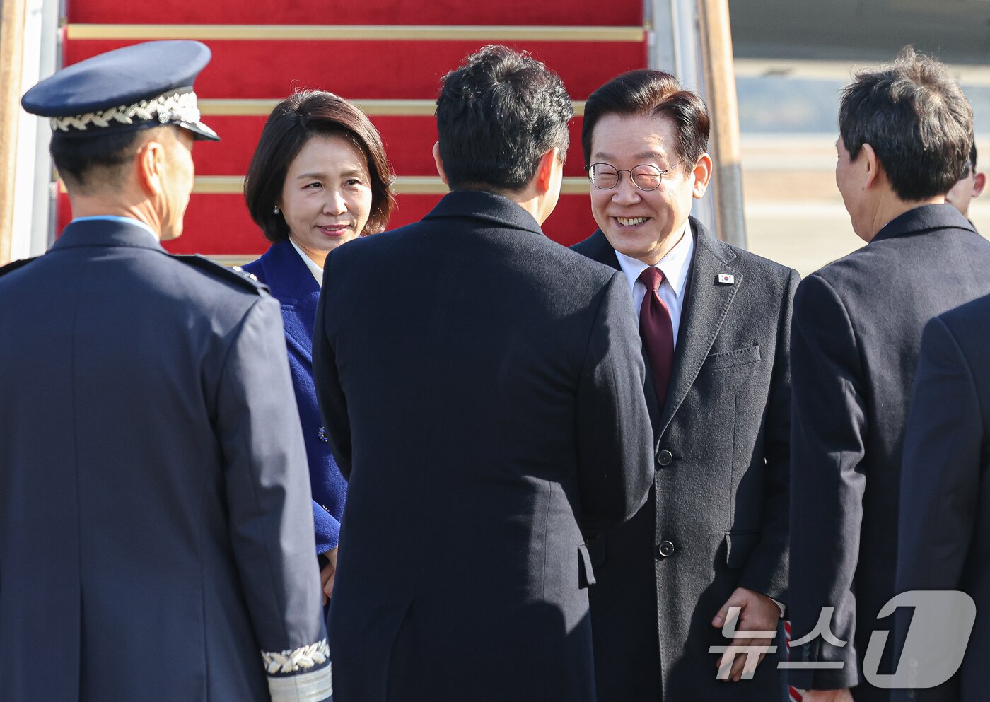 본문 이미지 - 이재명 대통령이 4일 중국 국빈 방문을 위해 경기 성남 서울공항을 통해 출국하며 강훈식 비서실장과 인사하고 있다. 2026.1.4/뉴스1 ⓒ News1 허경 기자