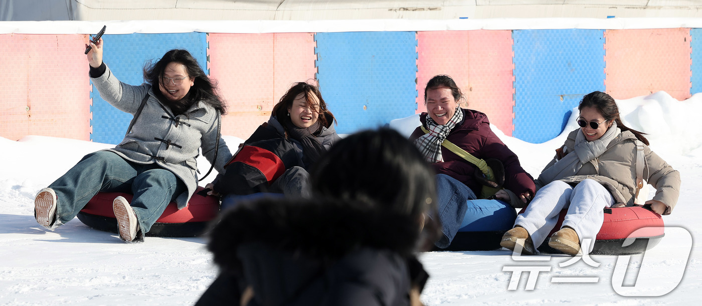 (서울=뉴스1) 박지혜 기자 = 4일 서울 광진구 뚝섬한강공원 눈썰매장을 찾은 외국인관광객들이 눈썰매를 타며 즐거운 시간을 보내고 있다. 2026.1.4/뉴스1