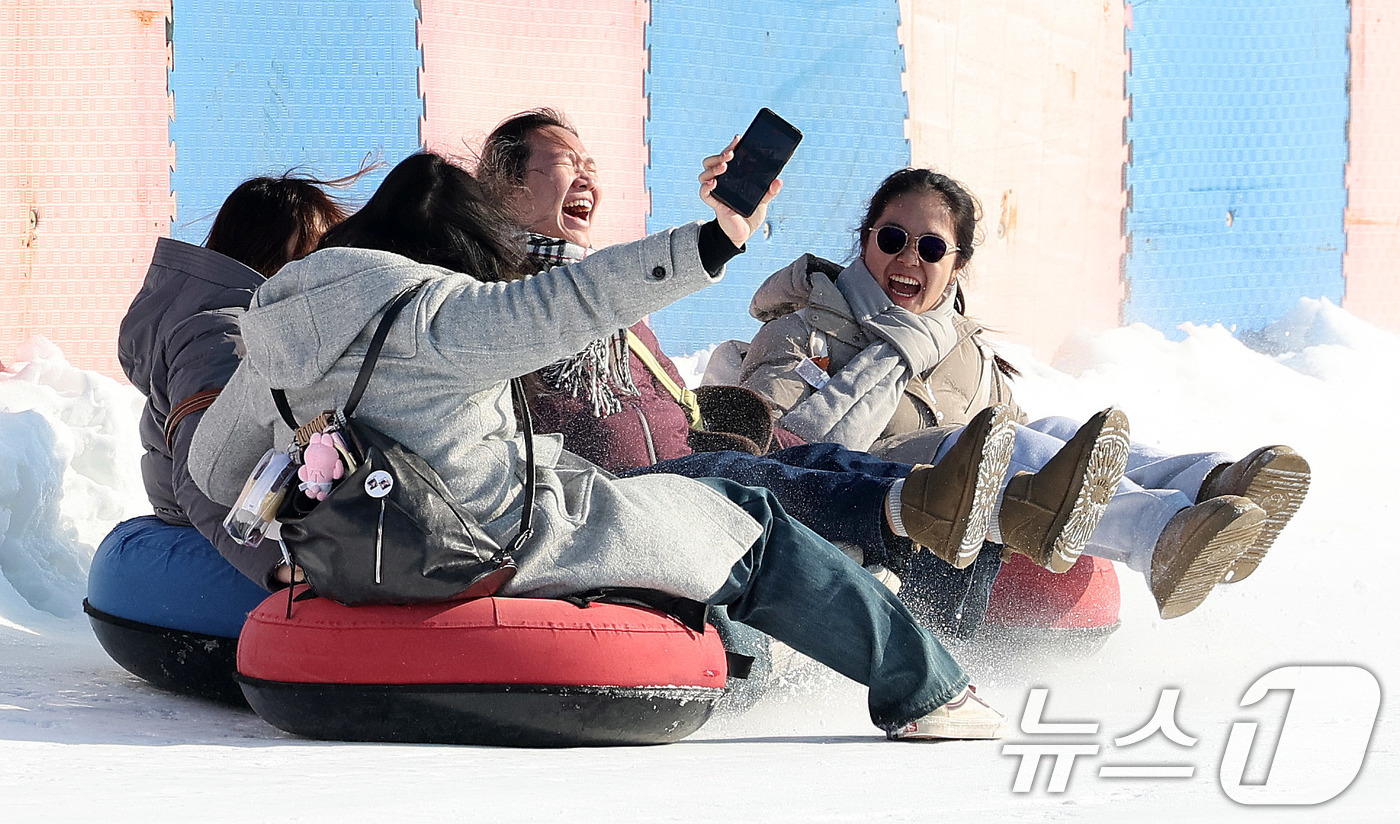 (서울=뉴스1) 박지혜 기자 = 4일 서울 광진구 뚝섬한강공원 눈썰매장을 찾은 외국인관광객들이 눈썰매를 타며 즐거운 시간을 보내고 있다. 2026.1.4/뉴스1