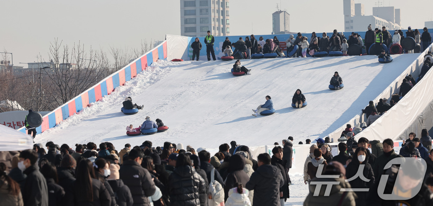 (서울=뉴스1) 박지혜 기자 = 4일 서울 광진구 뚝섬한강공원 눈썰매장이 주말 나들이 나온 시민들로 북적이고 있다. 2026.1.4/뉴스1