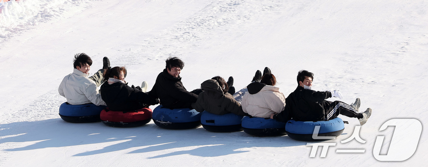 (서울=뉴스1) 박지혜 기자 = 4일 서울 광진구 뚝섬한강공원 눈썰매장을 찾은 시민들이 눈썰매를 타며 즐거운 시간을 보내고 있다. 2026.1.4/뉴스1