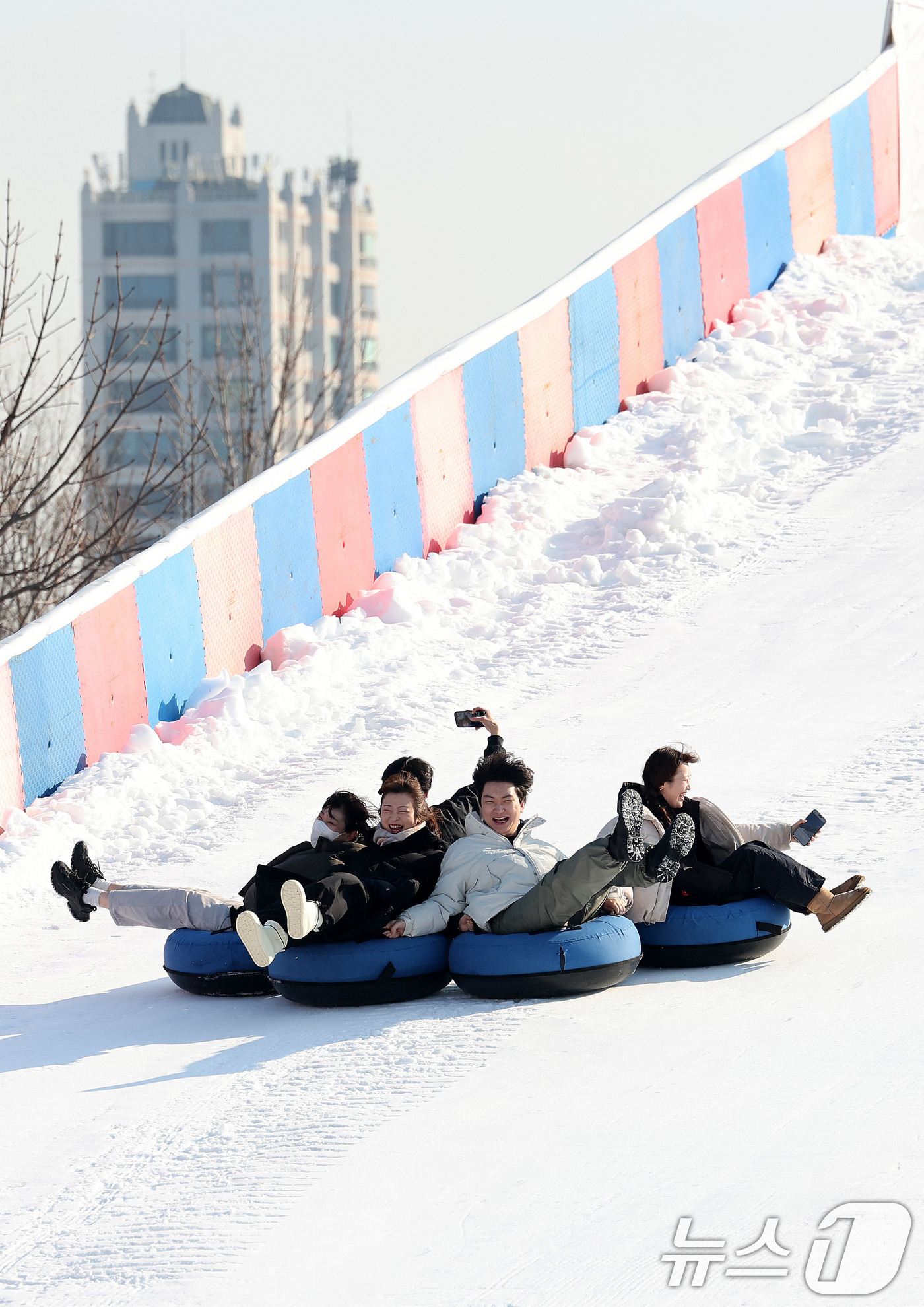 (서울=뉴스1) 박지혜 기자 = 4일 서울 광진구 뚝섬한강공원 눈썰매장을 찾은 시민들이 눈썰매를 타며 즐거운 시간을 보내고 있다. 2026.1.4/뉴스1