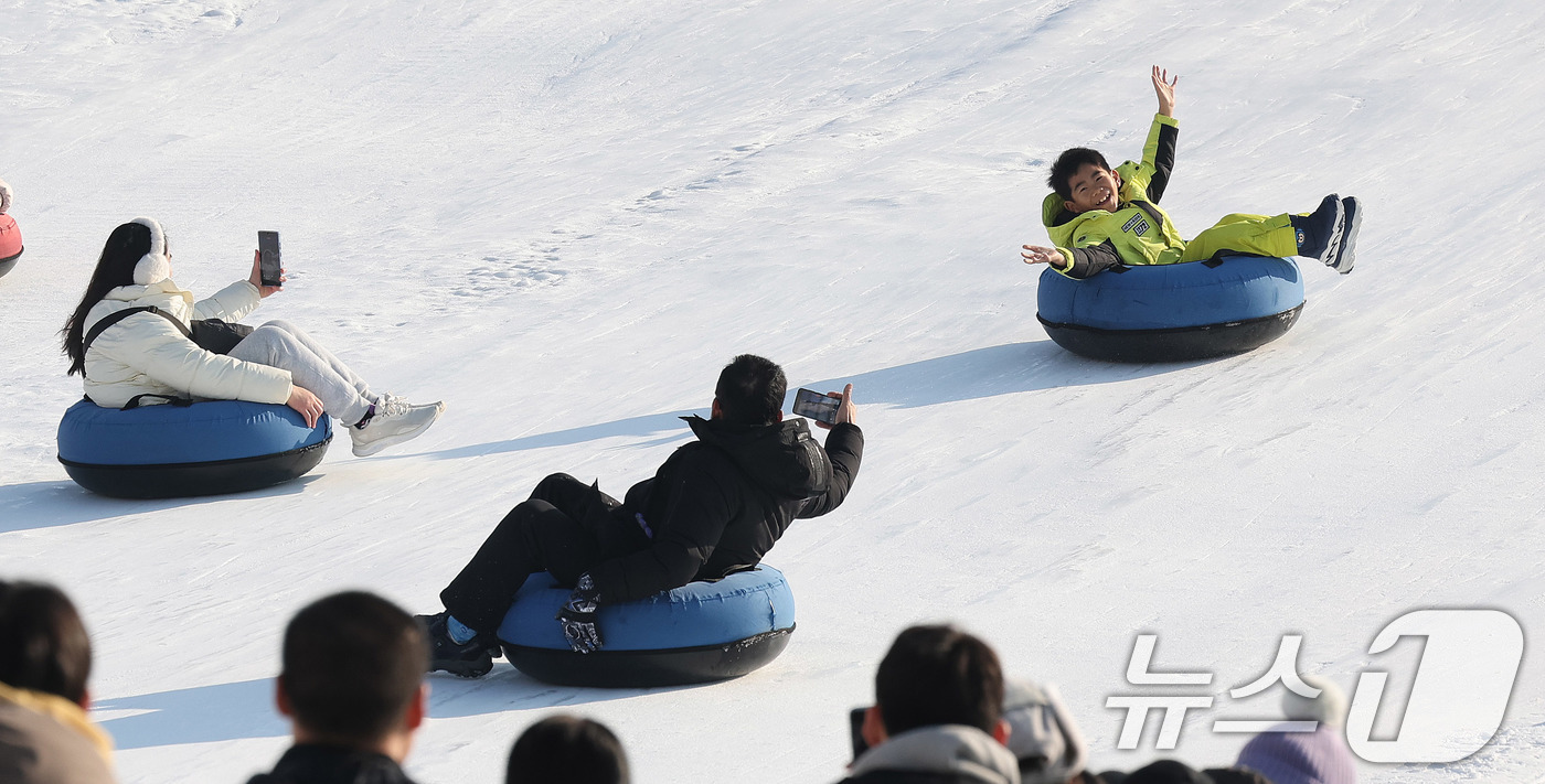 (서울=뉴스1) 박지혜 기자 = 4일 서울 광진구 뚝섬한강공원 눈썰매장을 찾은 외국인관광객들이 눈썰매를 타며 즐거운 시간을 보내고 있다. 2026.1.4/뉴스1