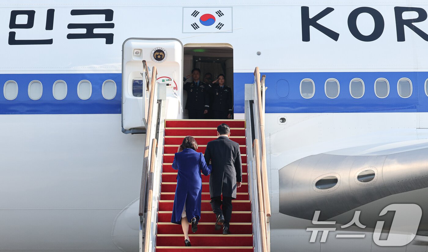 본문 이미지 - 이재명 대통령과 김혜경 여사가 4일 중국 국빈 방문을 위해 경기 성남 서울공항에서 공군1호기에 오르고 있다. 2026.1.4/뉴스1 ⓒ News1 허경 기자
