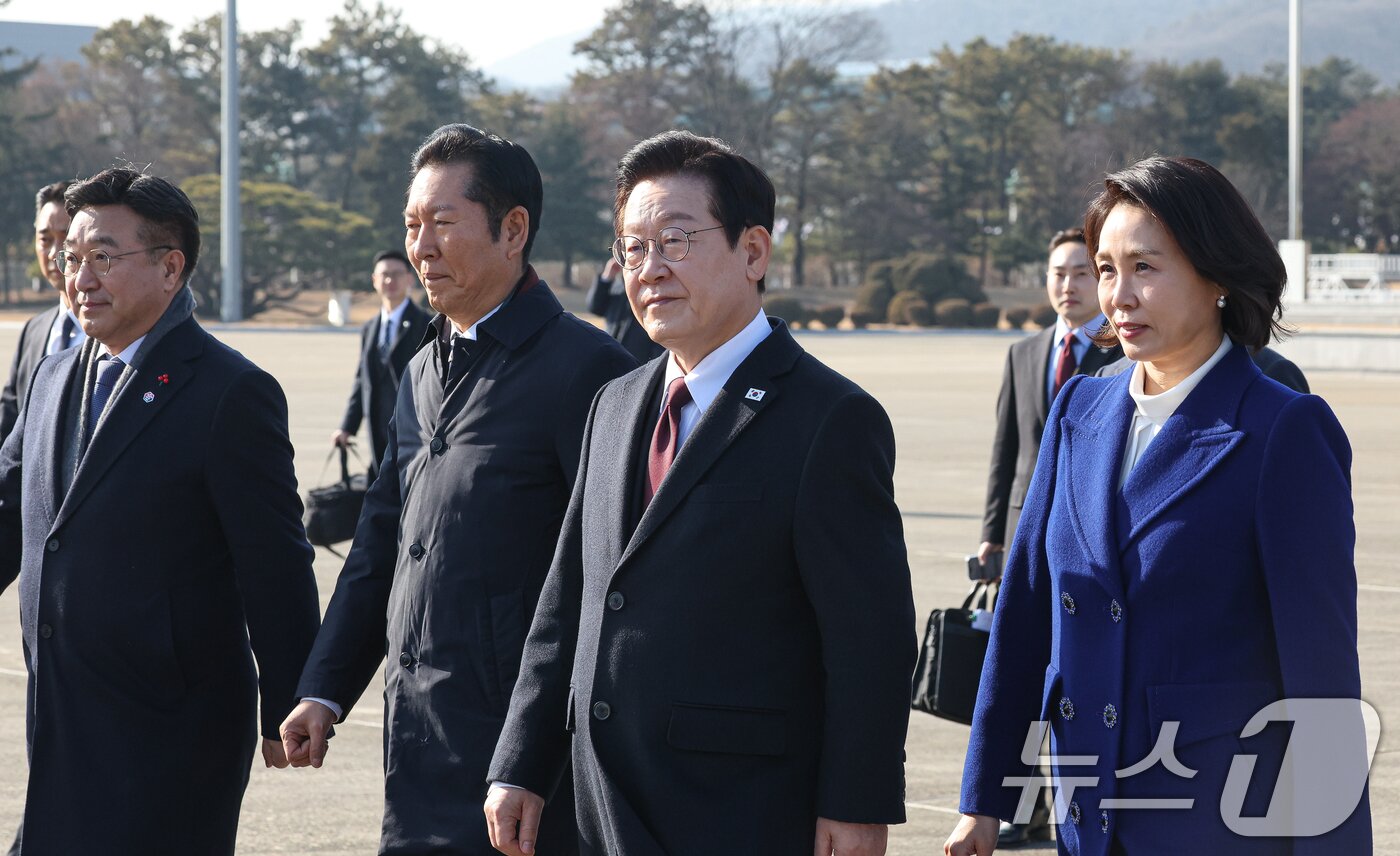 본문 이미지 - 이재명 대통령이 4일 중국 국빈 방문을 위해 경기 성남 서울공항에서 공군1호기로 이동하고 있다. 2026.1.4/뉴스1 ⓒ News1 허경 기자