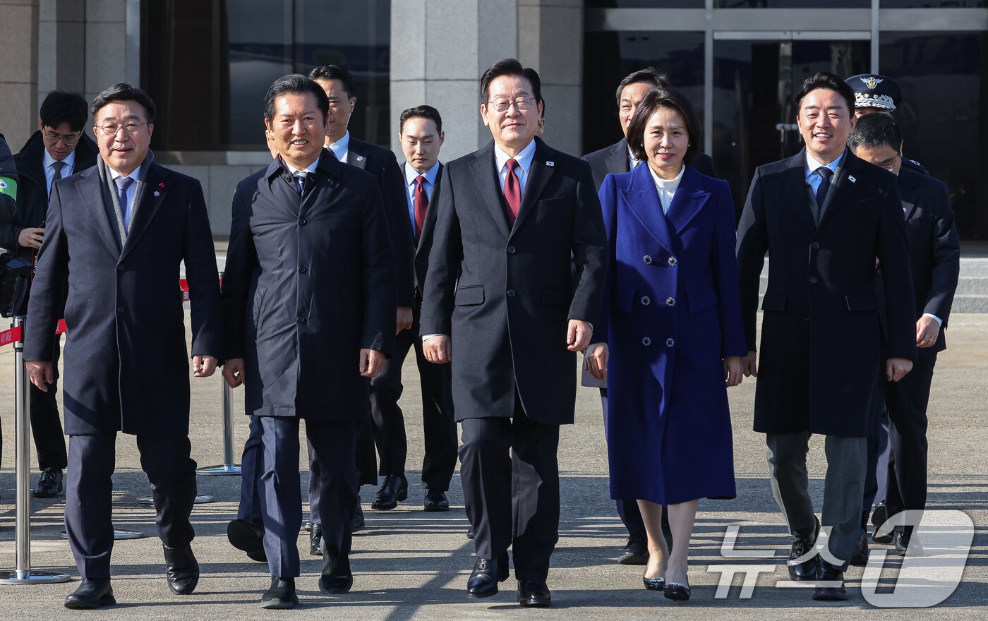 본문 이미지 - 이재명 대통령이 4일 중국 국빈 방문을 위해 경기 성남 서울공항에서 공군1호기로 이동하고 있다. 2026.1.4/뉴스1 ⓒ News1 허경 기자
