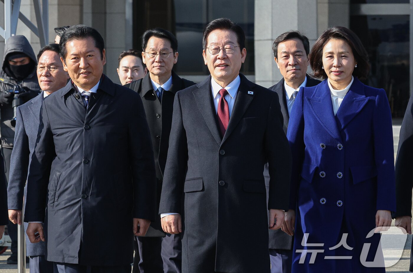 본문 이미지 - 이재명 대통령이 4일 중국 국빈 방문을 위해 경기 성남 서울공항에서 공군1호기로 이동하고 있다. 2026.1.4/뉴스1 ⓒ News1 허경 기자